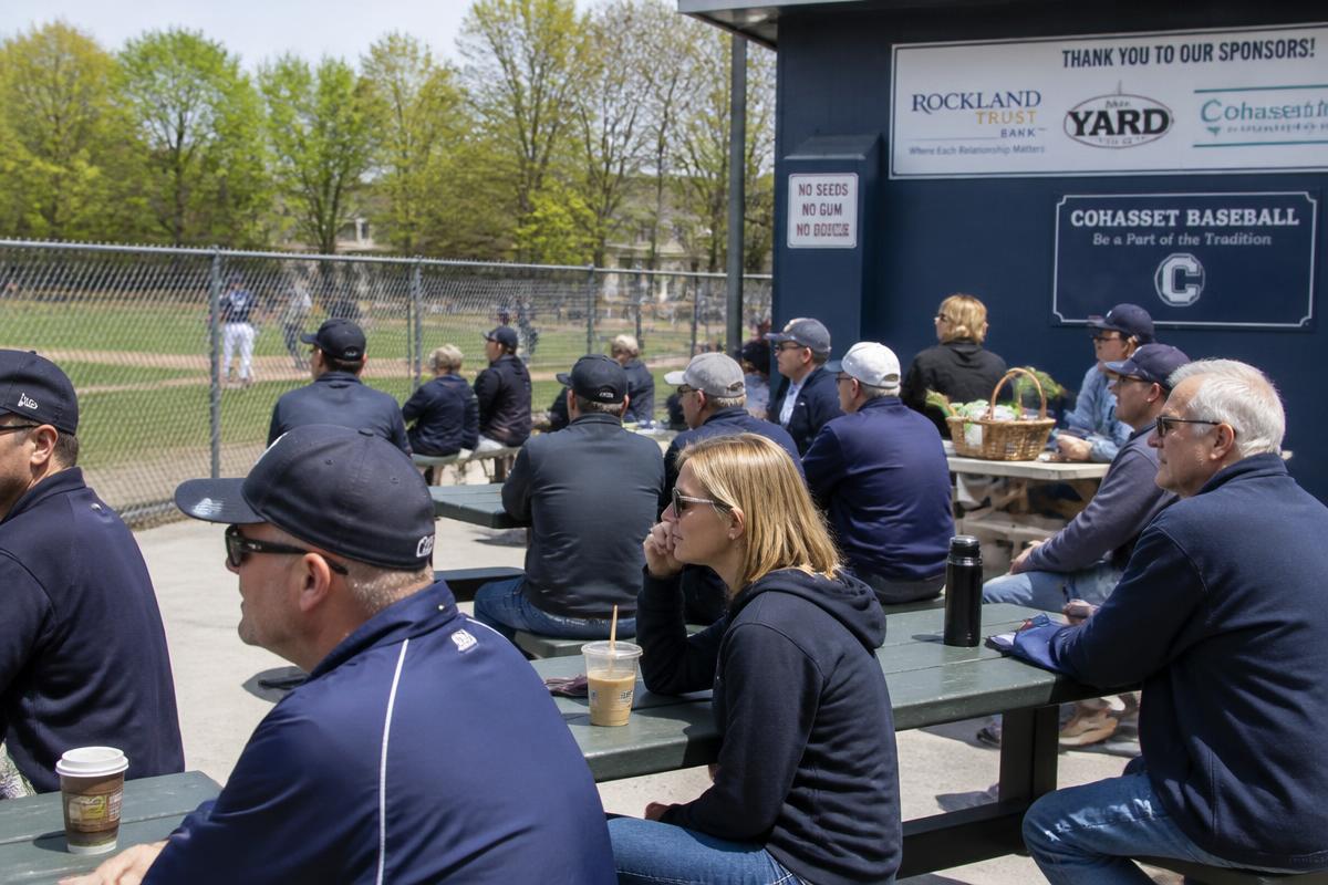 Sponsoren kijken vanaf picknicktafels naar een wedstrijd van The Braves